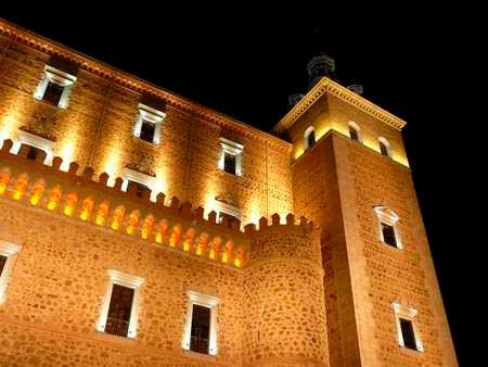 Sección del muro iluminado artísticamente en el Alcázar de Toledo