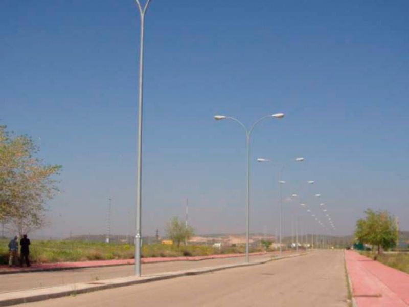 Vista de la calle urbanizada e iluminada en el Recinto Ferial la Peralada en Toledo