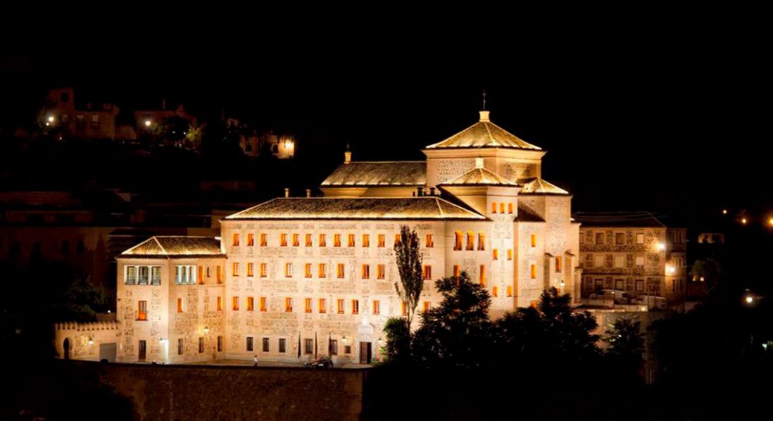 vista general del edificio iluminado artísticamente de las Cortes de Castilla La Mancha en Toledo
