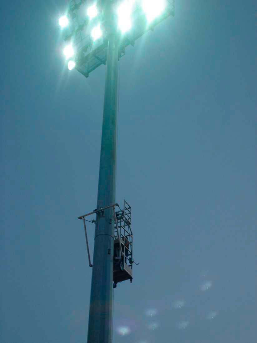 Fase de montaje de la torre de iluminación de la pista de atletismo en Toledo