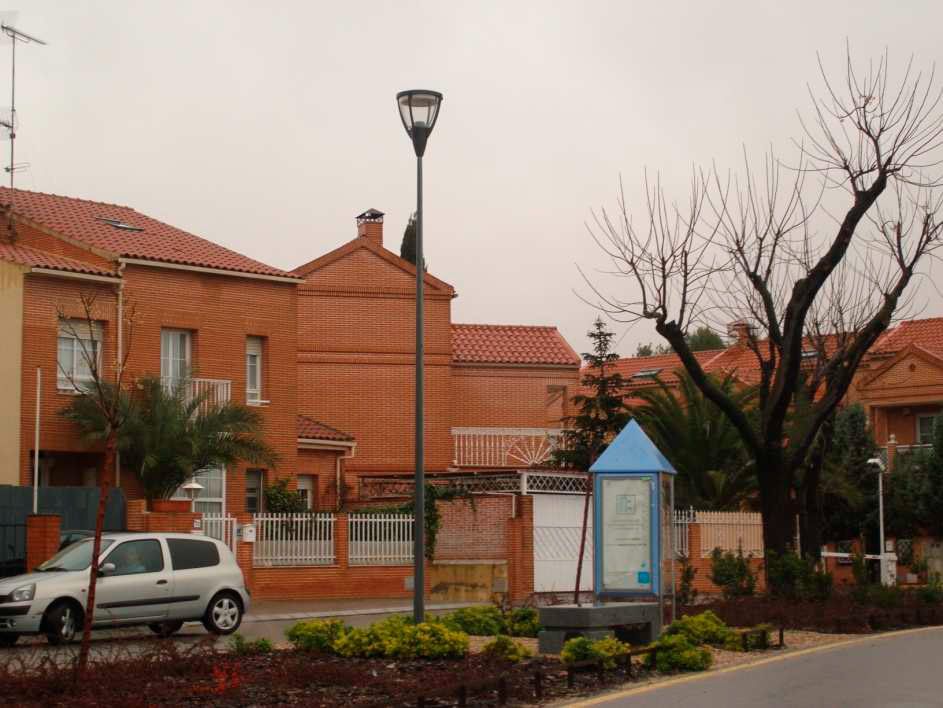 nueva farola de iluminación instaladas en la calle San Pedro el Verde en Toledo en