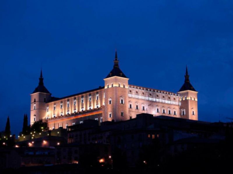 Vista panorámica del Alcázar de Toledo iluminado artísticamente