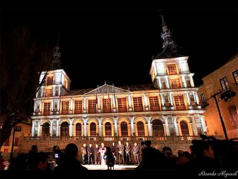 Fachada iluminada artísticamente del Ayuntamiento de Toledo