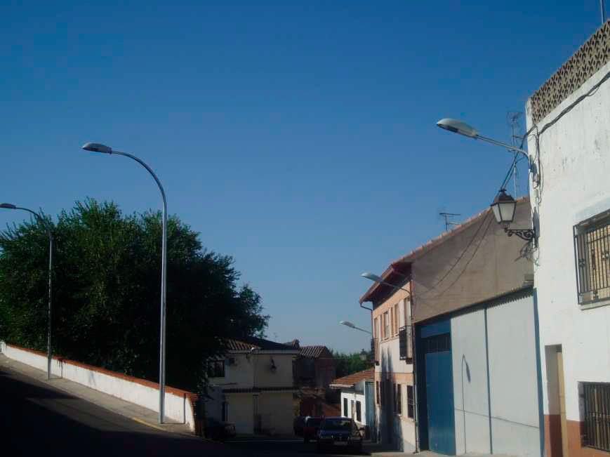 calle en Yuncos con las nuevas farolas instaladas