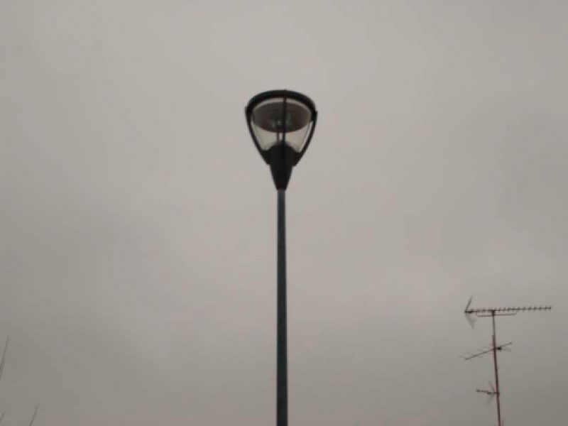 Nueva farola de iluminación instalada en la calle San Pedro el Verde en Toledo