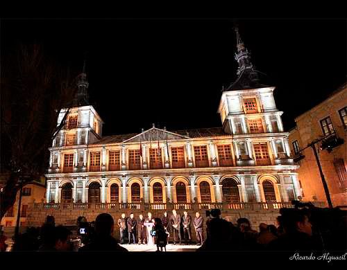 Fachada iluminada artísticamente del Ayuntamiento de Toledo