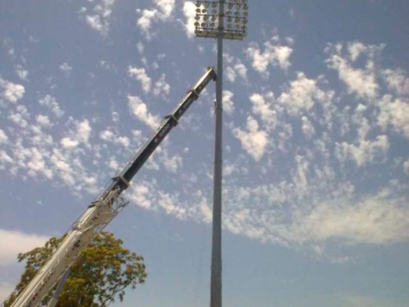 Montaje en grúa de una de las torres de iluminación de la pista de atletismo en Toledo
