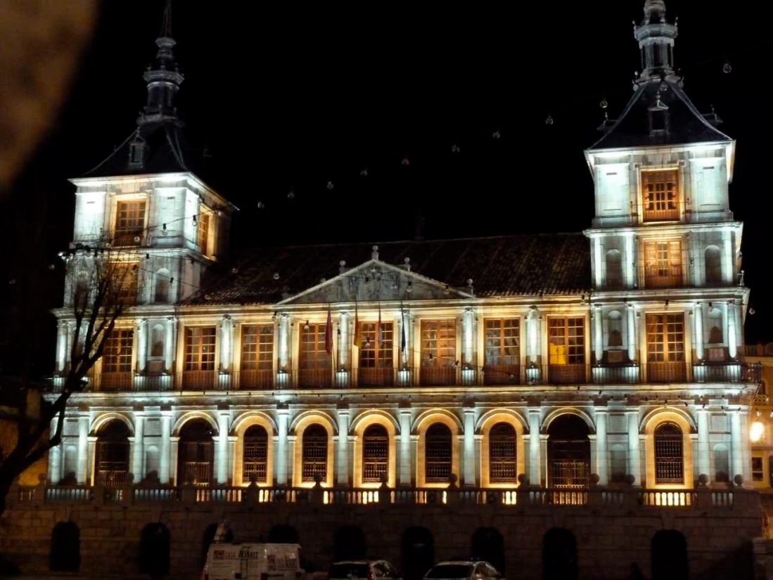 Fachada iluminada artísticamente del Ayuntamiento de Toledo