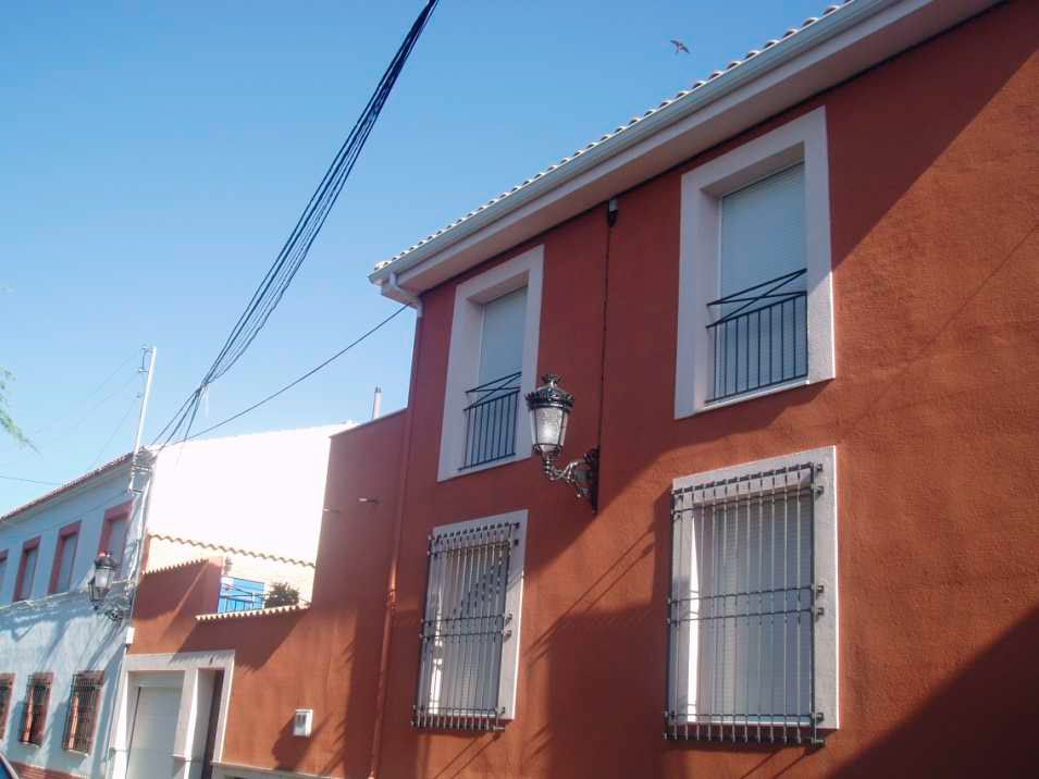 detalle de fachada en una calle en Yuncos con las farolas instaladas