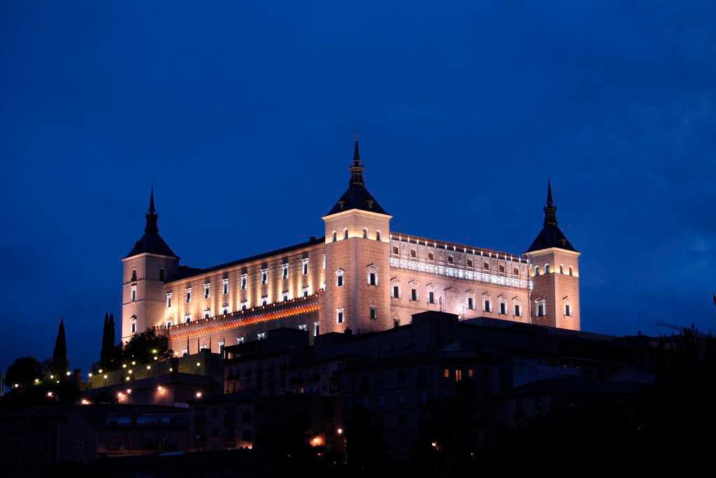 Vista panorámica del Alcázar de Toledo iluminado artísticamente