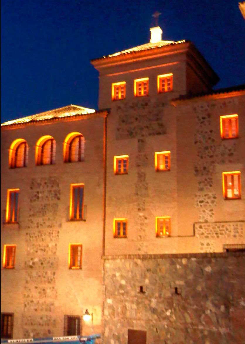 fachada iluminada artísticamente de las Cortes de Castilla la Mancha en Toledo