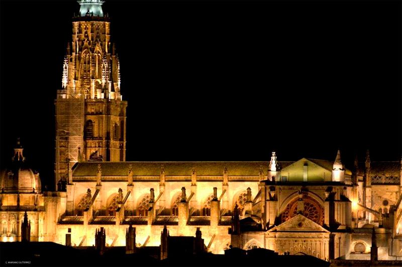 Vista general de iluminación artística en la Catedral de Toledo
