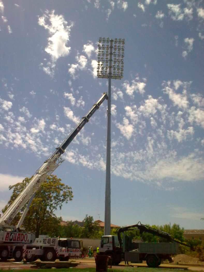Montaje en grúa de una de las torres de iluminación de la pista de atletismo en Toledo