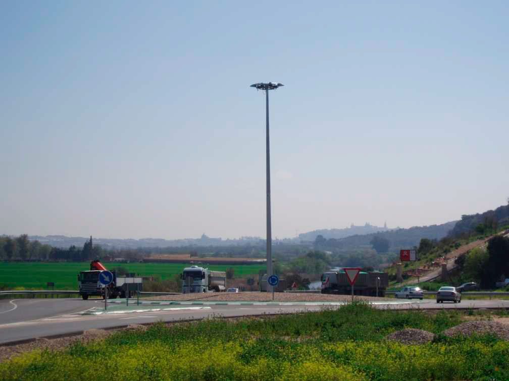 una de las rotondas de la Ronda suroeste de Toledo con la torre de iluminación instalada