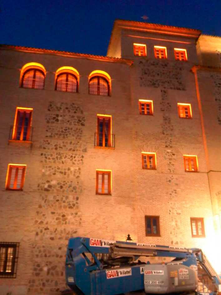fachada iluminada artísticamente de las Cortes de Castilla la Mancha en Toledo
