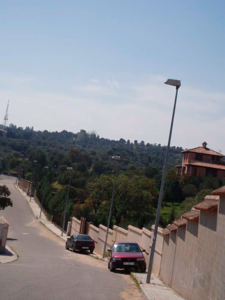 una de las calles de la urbanización San Bernardo en Toledo con una de las farolas ya instaladas