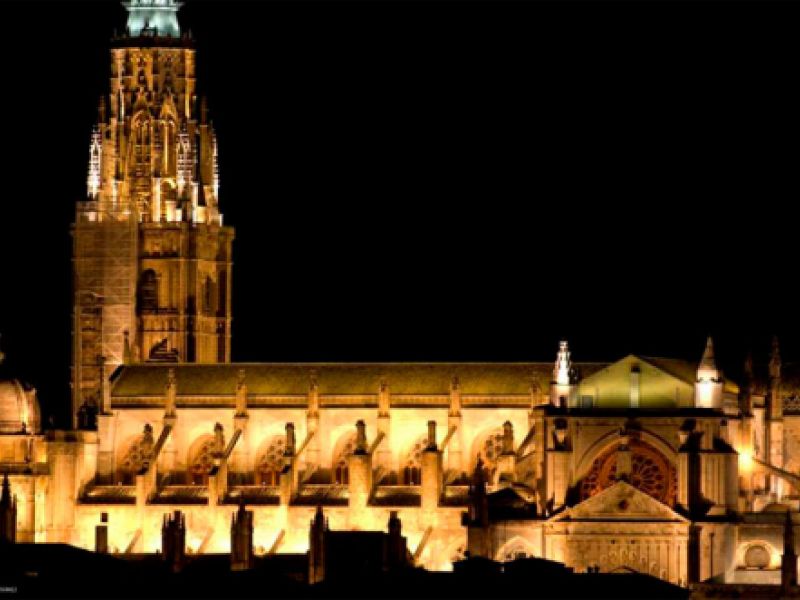 Vista general de iluminación artística en la Catedral de Toledo