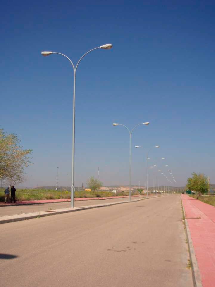 Vista de la calle urbanizada e iluminada en el Recinto Ferial la Peralada en Toledo