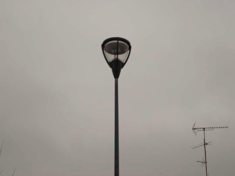 Nueva farola de iluminación instalada en la calle San Pedro el Verde en Toledo