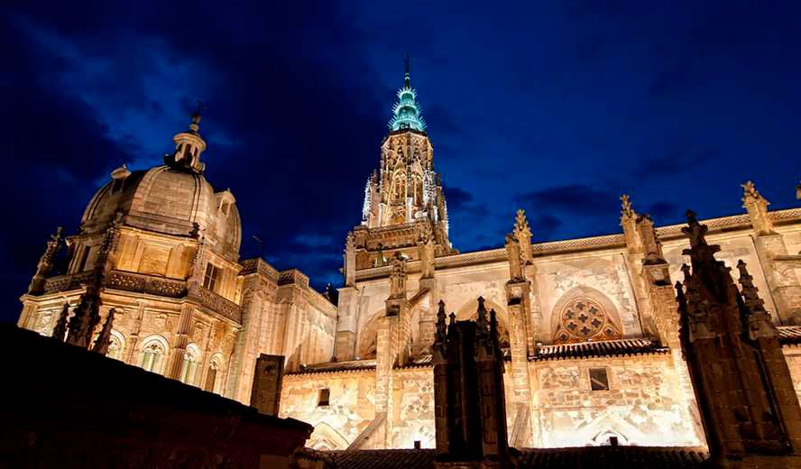vista desde la calle de la iluminación artística en la Catedral de Toledo