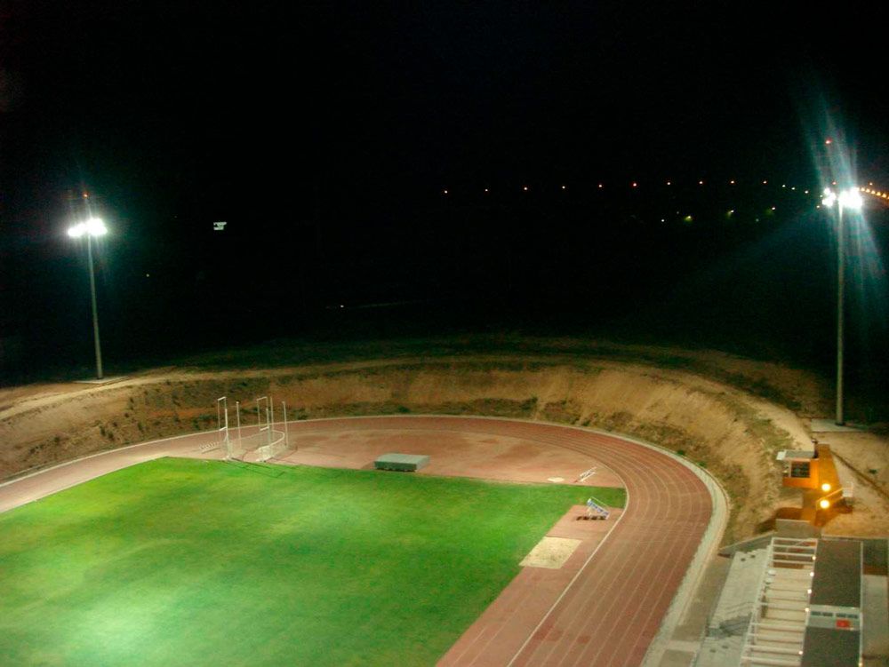 Interior de la pista de atletismo iluminada y finalizada