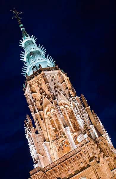 iluminación artística finalizada en la torre de la Catedral de Toledo