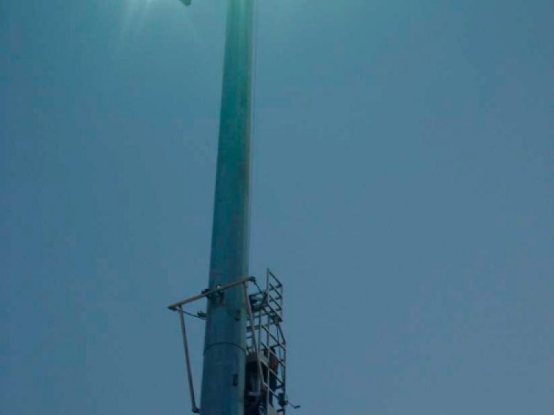 Fase de montaje de la torre de iluminación de la pista de atletismo en Toledo