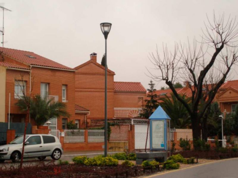 nueva farola de iluminación instaladas en la calle San Pedro el Verde en Toledo en