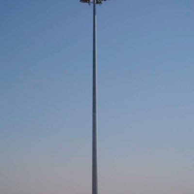 vista de la torre de iluminación instalada en la ronda suroeste en Toledo