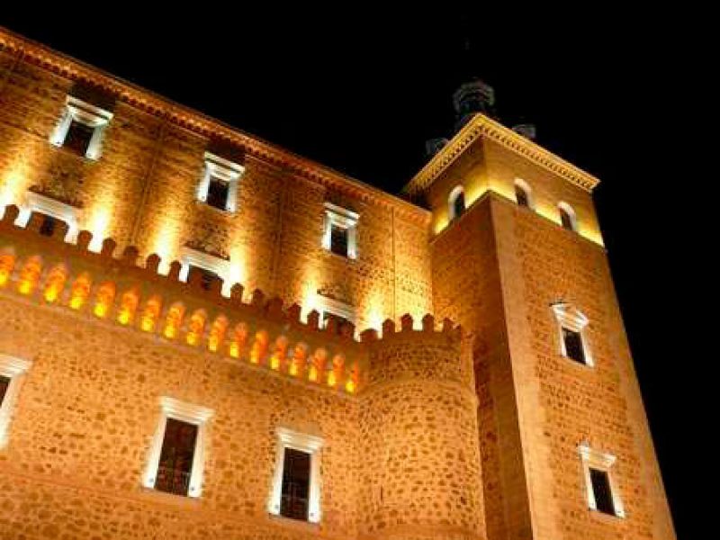 Sección del muro iluminado artísticamente en el Alcázar de Toledo