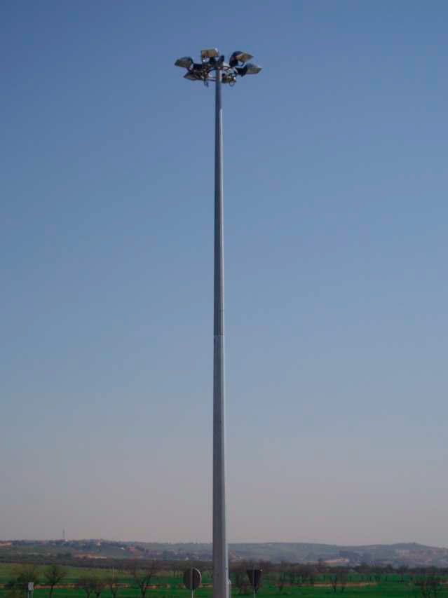 vista de la torre de iluminación instalada en la ronda suroeste en Toledo