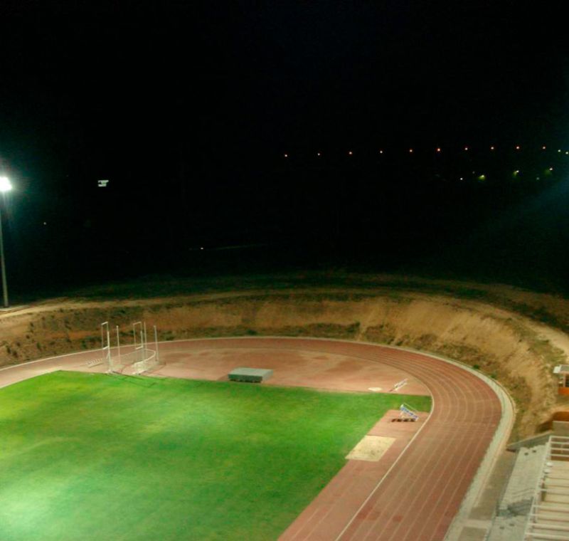 Interior de la pista de atletismo iluminada y finalizada